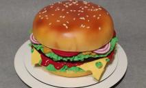 Поки чекаємо відкриття McDonald’s: у Дніпрі зробили гігантський солодкий бургер