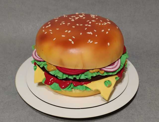 Новости Днепра про Поки чекаємо відкриття McDonald's: у Дніпрі зробили гігантський солодкий бургер