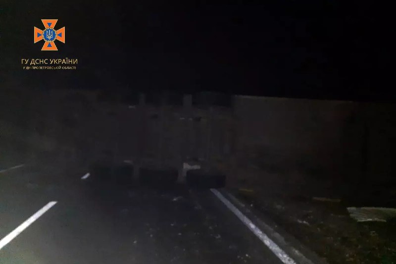 Новости Днепра про На Дніпропетровщині на трасі перекинулася вантажівка: постраждав водій