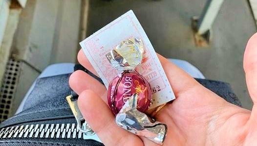 В Днепре в трамвае №1 появился добрый кондуктор, который угощает конфетами