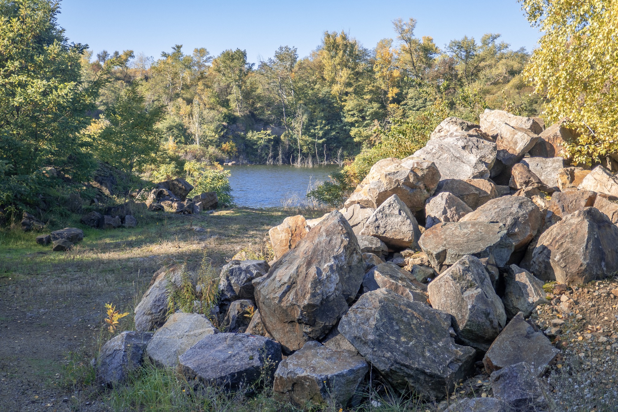 Новости Днепра про Міні гранд-каньйон поблизу Дніпра: як восени виглядає унікальна каменярня (ФОТО)