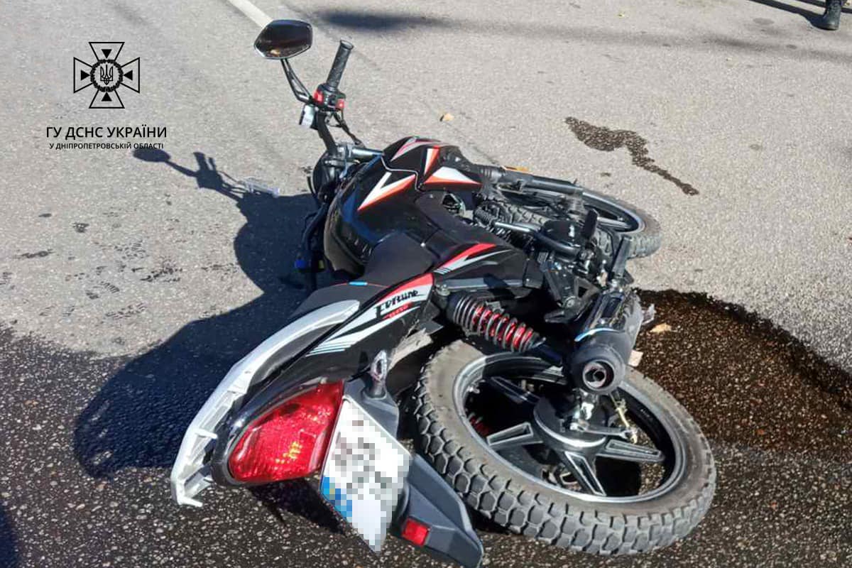 Новости Днепра про У Кривому Розі мотоцикліст наїхав на жінку: постраждала у лікарні