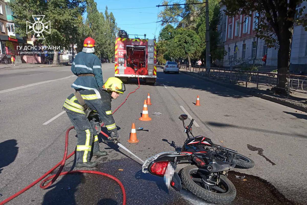 Новости Днепра про У Кривому Розі мотоцикліст наїхав на жінку: постраждала у лікарні