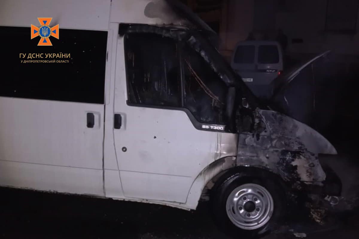 Новости Днепра про У Нікополі на зупинці загорівся мікроавтобус