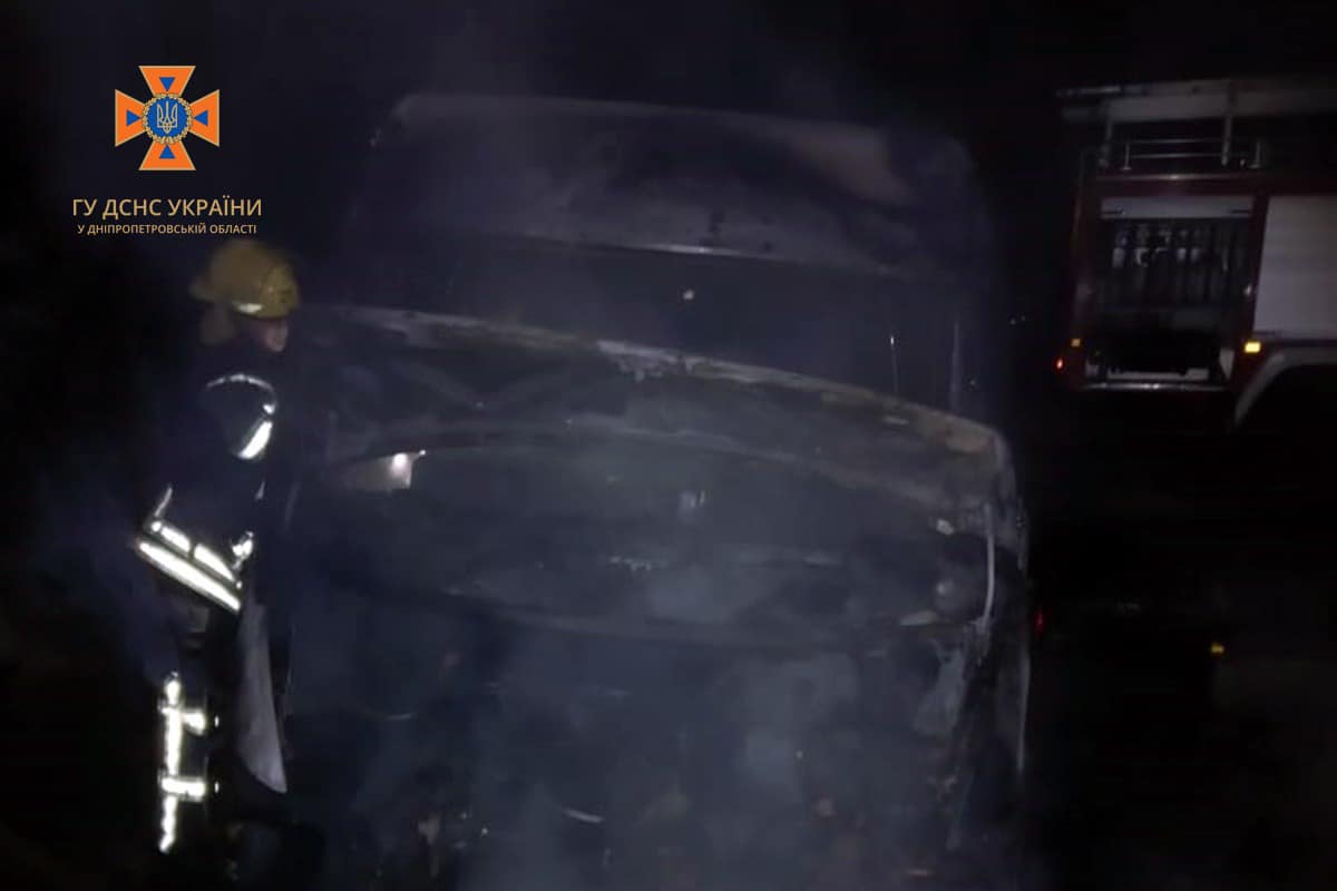 Новости Днепра про У Нікополі на зупинці загорівся мікроавтобус