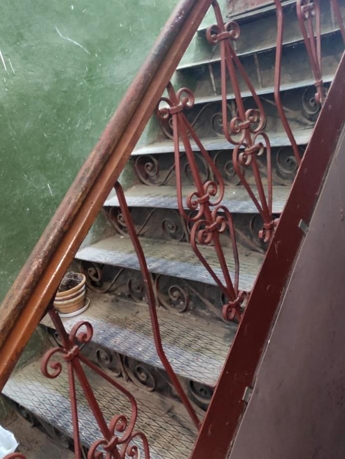 Новости Днепра про Залізні вінтажні сходи та бордель навпроти: історія незвичайного доходного будинку у Дніпрі (ФОТО)
