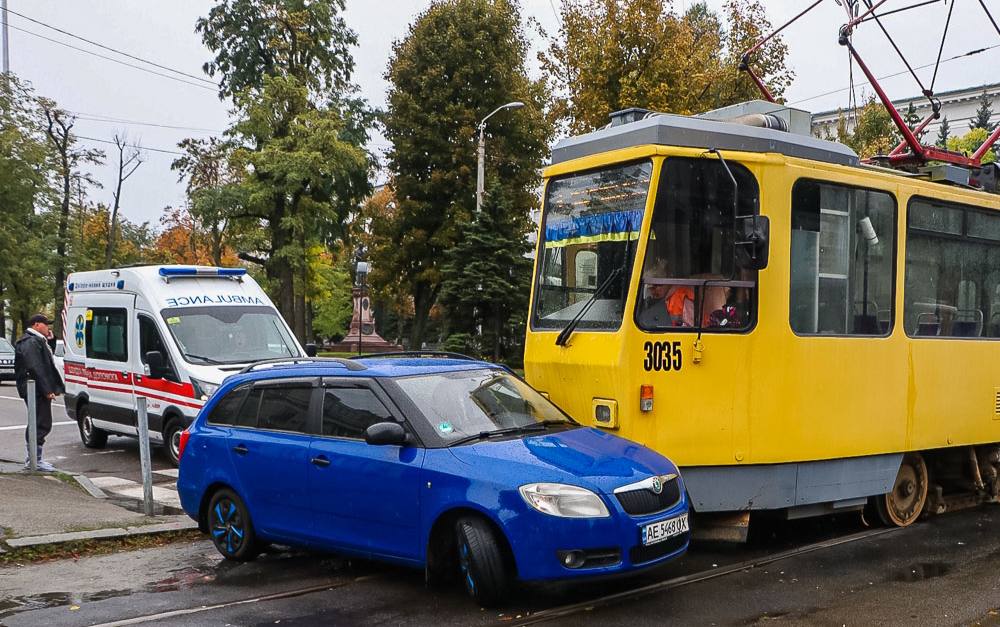 Новости Днепра про В Днепре Skoda врезалась в трамвай №1