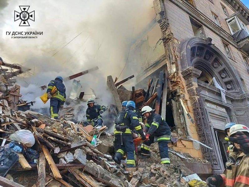 Новости Днепра про Ракетний удар по багатоповерхівках у Запоріжжі: кількість жертв зросла до 11