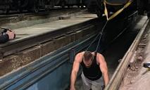 Протягнув на шиї 32,5 тонни: у дніпровському метро встановили рекорд Книги Гіннеса