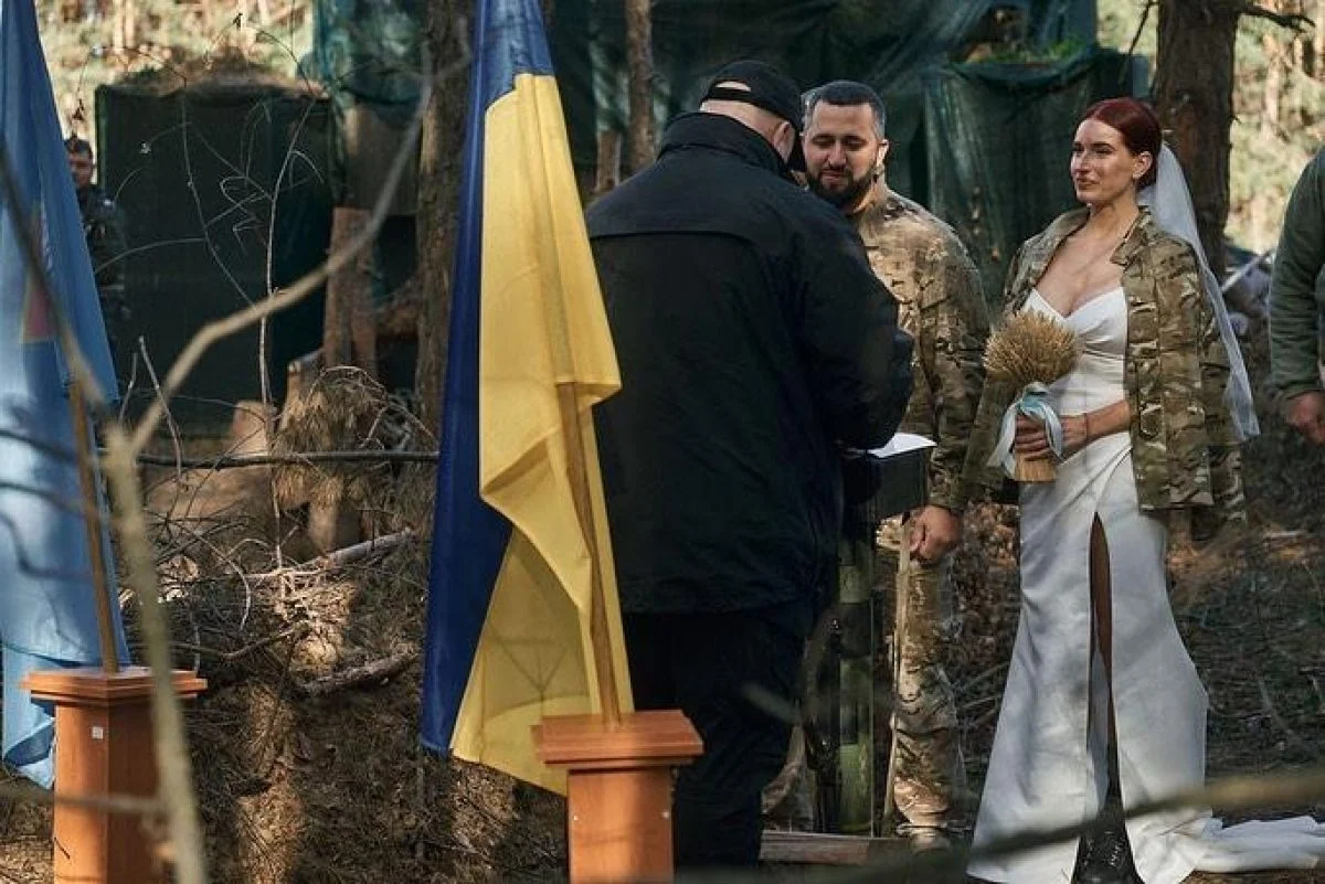 Новости Днепра про Женя+Женя: известная украинская снайперша сыграла свадьбу на передовой (ФОТО)