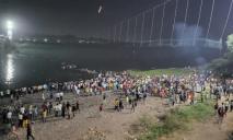 В Индии обрушился канатный мост через реку: известно о более 30 погибших