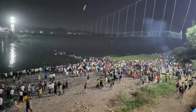 Новости Днепра про В Індії обвалився канатний міст через річку: відомо про понад 30 загиблих