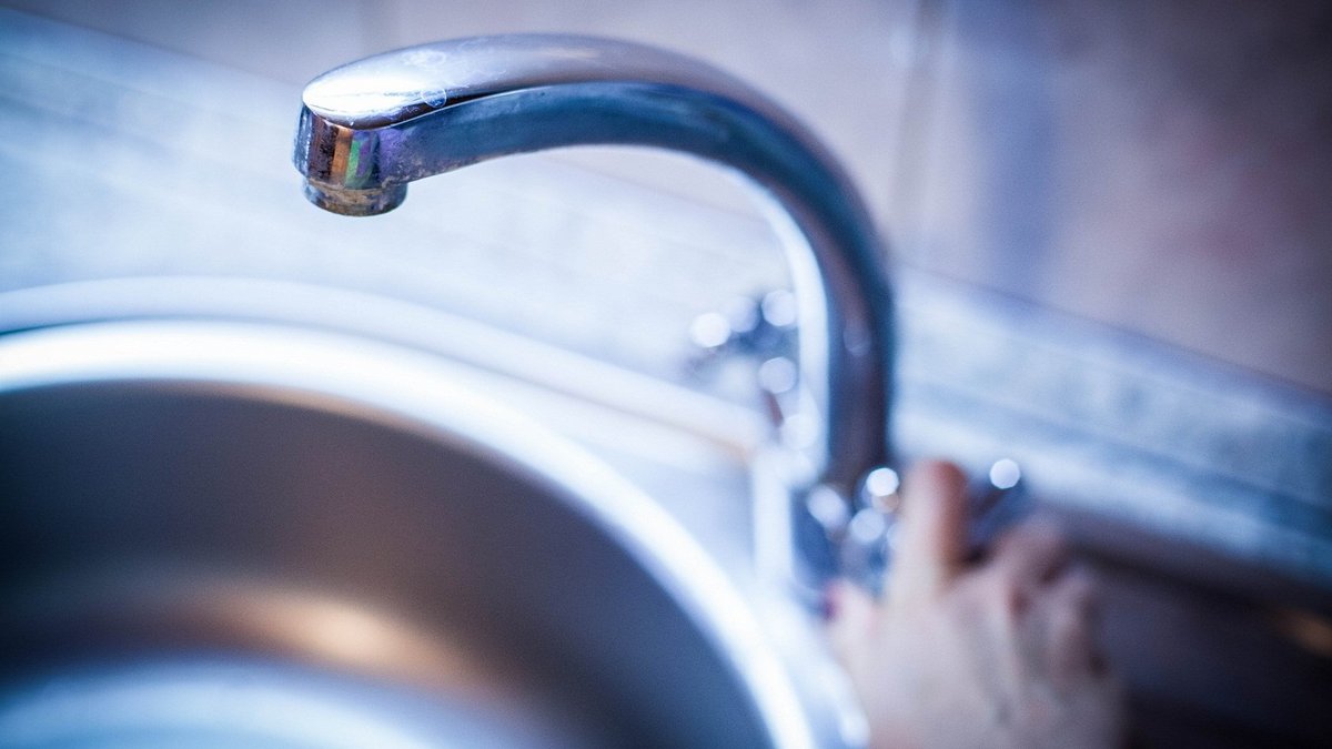 Новости Днепра про Набирайте все, что есть: в Днепре жителям одного из районов на два дня отключат воду