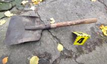 В Днепропетровской области 55-летний мужчина избил лопатой знакомого: пострадавший в больнице
