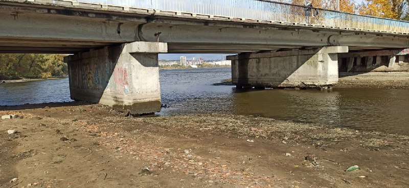 Новости Днепра про Можна дійти до середини річки: під мостом на Перемозі знизився рівень води