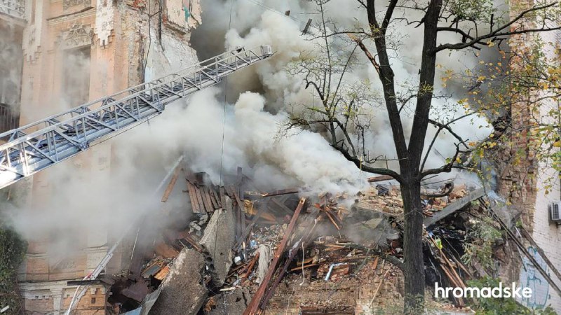 Новости Днепра про В Киеве из-под завалов разрушенного российскими дронами дома спасли бабушку и котика