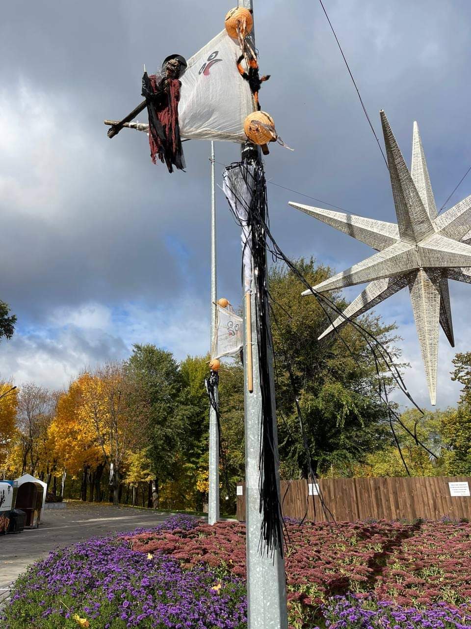 Новости Днепра про Баба Яга, которая водит хоровод и летящие привидения над головой: как выглядят парки Днепра перед Хэллоувином (ФОТО)