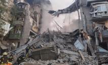 Ракетный удар по центру Запорожья: спасатели разбирают завалы, достают живых людей (ВИДЕО)