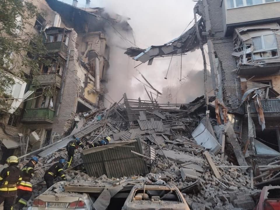 Новости Днепра про Ракетний удар по центру Запоріжжя: рятувальники розбирають завали, є врятовані (ВІДЕО)