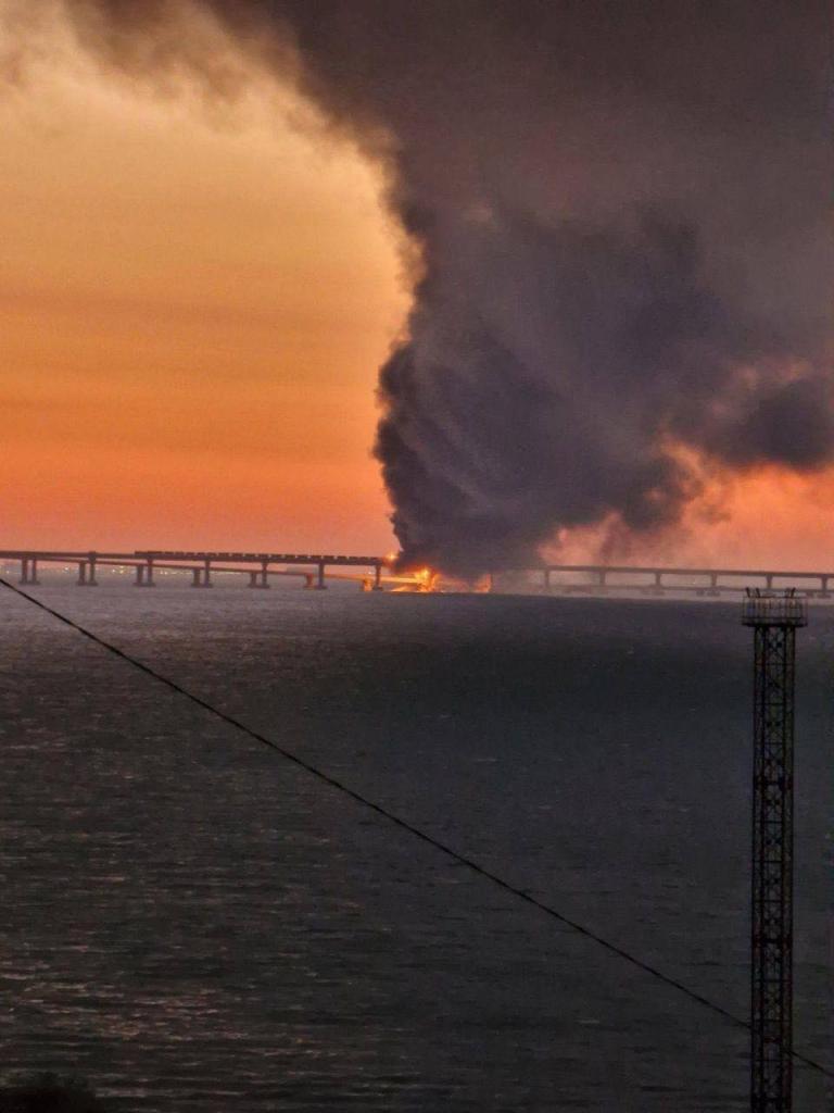 Новости Днепра про Горит, пылает: на Крымском мосту вспыхнул пожар, движение остановлено (ВИДЕО)