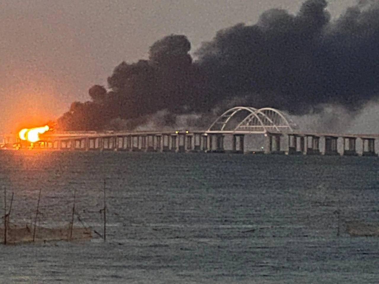Новости Днепра про Горить, палає: на Кримському мосту спалахнула пожежа, рух зупинено (ВІДЕО)