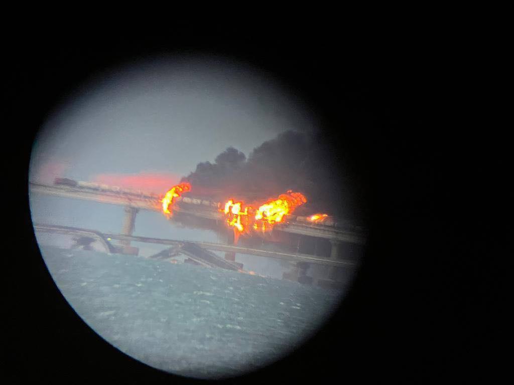 Новости Днепра про Горить, палає: на Кримському мосту спалахнула пожежа, рух зупинено (ВІДЕО)