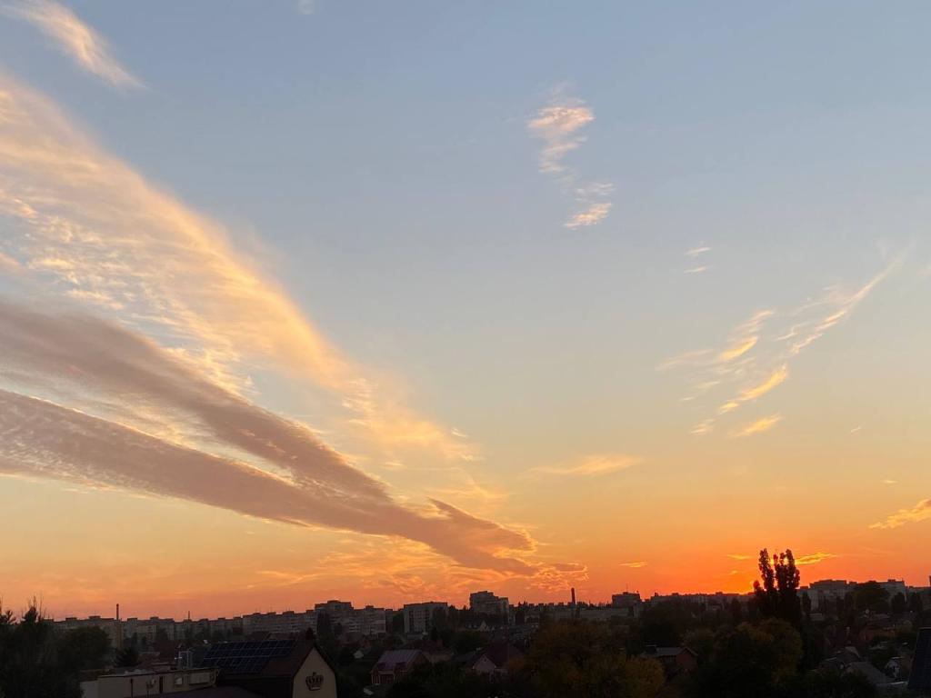 Новости Днепра про В небе над Днепром заметили гигантского ангела и дракона: волшебные фотографии (ФОТО)