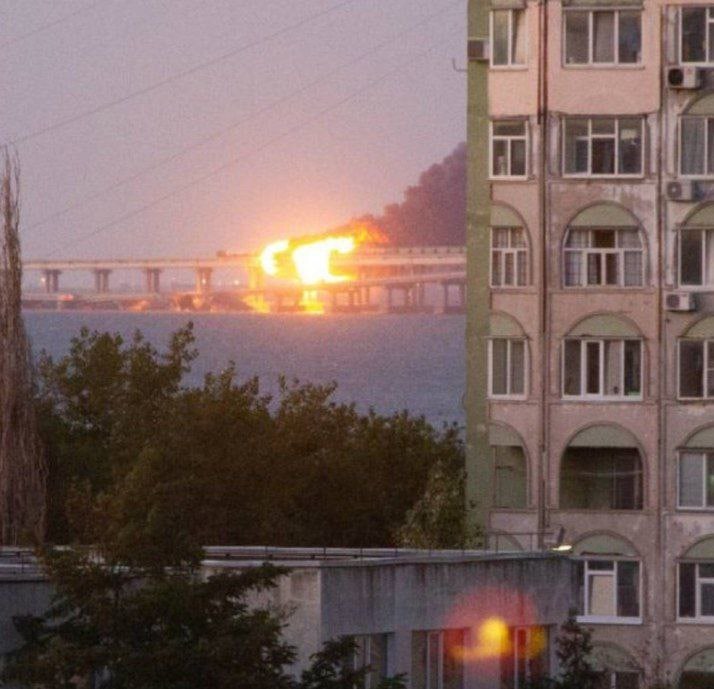 Новости Днепра про У мережі опублікували момент вибуху на Кримському мосту (ВІДЕО)