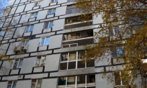 Міняв вікна у під’їзді: у Дніпрі на Новокримській чоловік випав з 6-го поверху