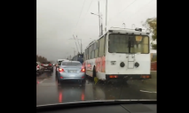 У Дніпрі на Новому мосту стоять тролейбуси: що сталося