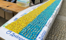 В Днепре сделали гигантский флаг из сине-желтых роллов (ФОТО)