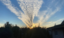 Над Дніпром помітили рідкісні перисті хмари (ФОТО)