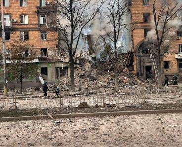 Оккупанты ракетами обстреляли многоэтажки в Запорожье: под завалами люди