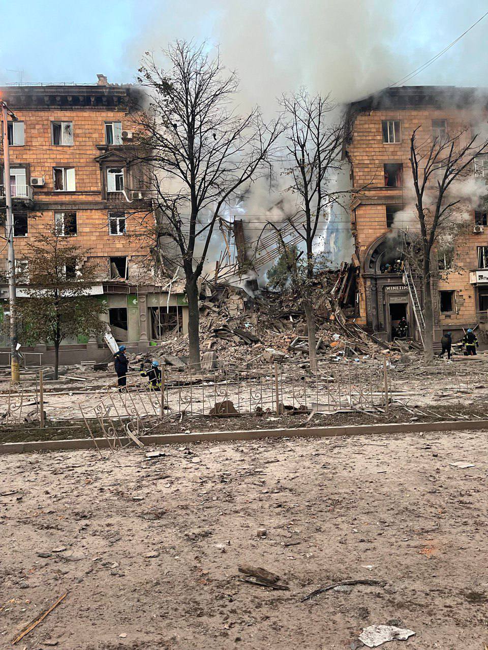 Новости Днепра про Оккупанты ракетами обстреляли многоэтажки в Запорожье: под завалами люди
