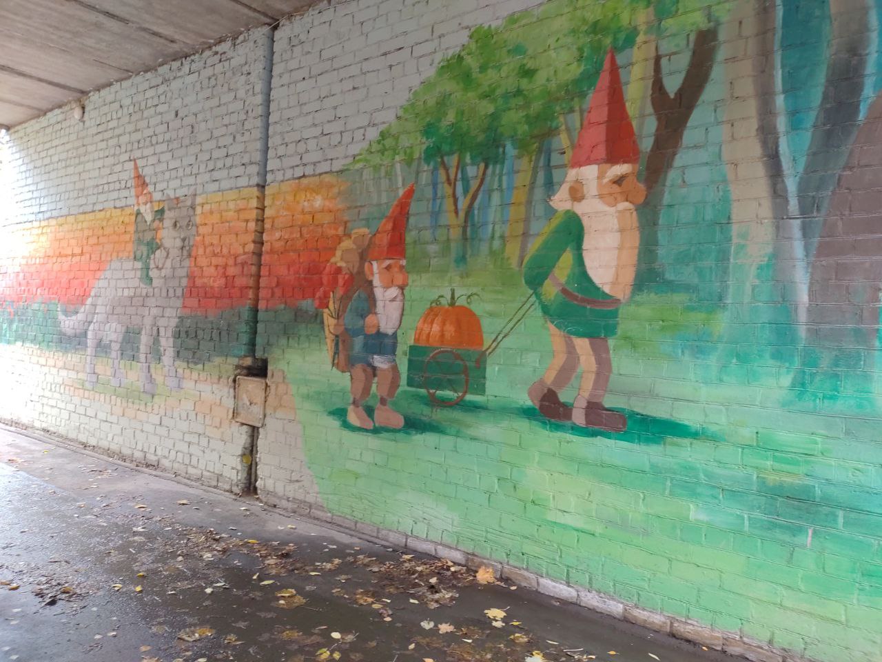 Новости Днепра про Гном-наездник и гигантские тюльпаны: 7 необычных граффити на ж/м Тополь в Днепре