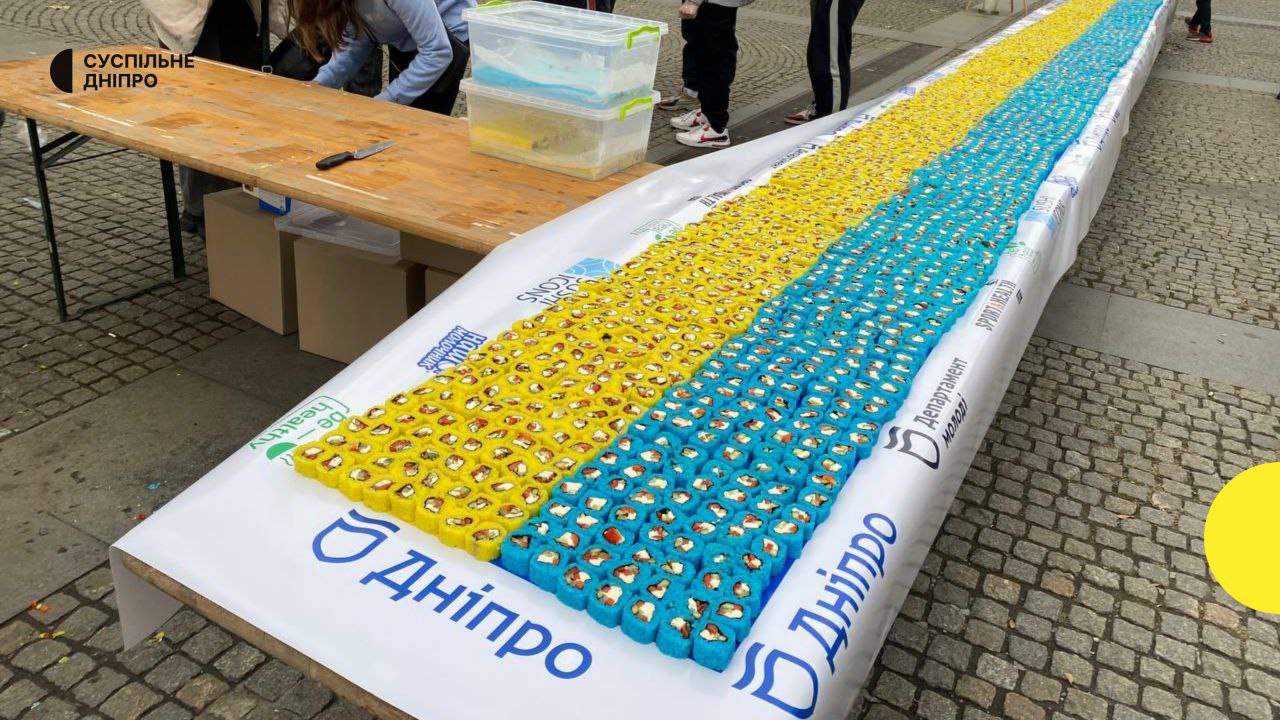 Новости Днепра про В Днепре сделали гигантский флаг из сине-желтых роллов (ФОТО)