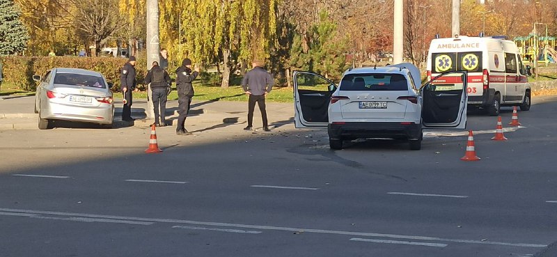 Новости Днепра про Авто разбито вдребезги: в Днепре на проспекте Героев столкнулись Hyundai и Skoda