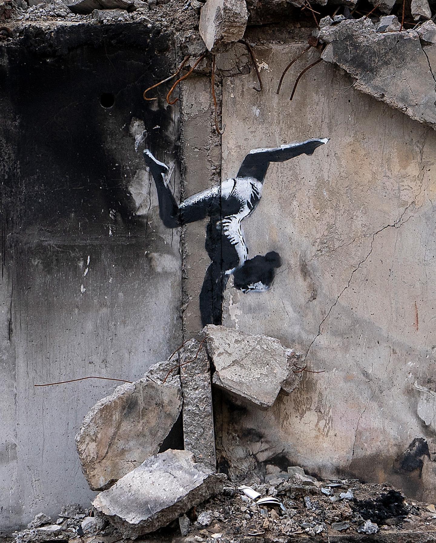 Новости Днепра про Известный британский художник нарисовал гимнастку на разрушенном доме в Бородянке