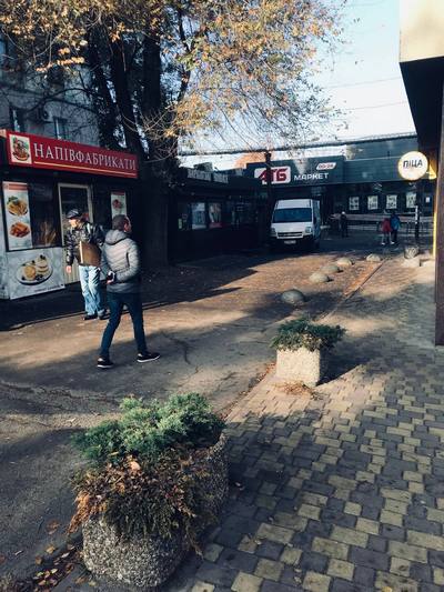 Новости Днепра про Кидався на людей з палицею: у Дніпрі біля супермаркету АТБ неадекват забирав їжу у військового