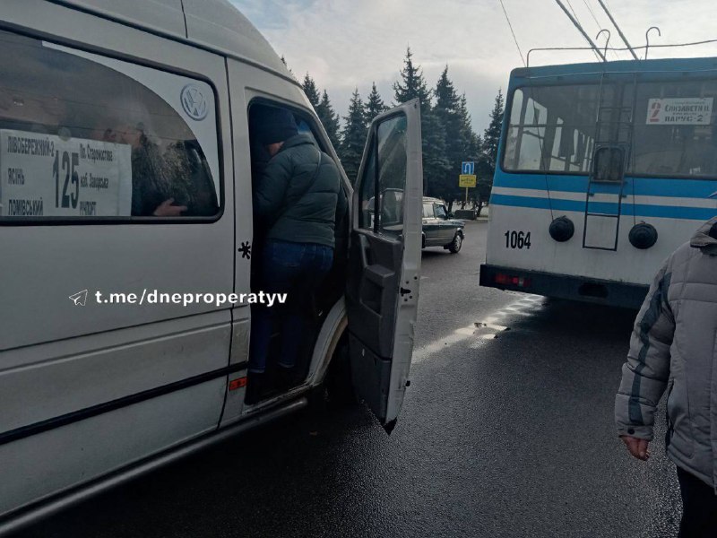 Новости Днепра про У Дніпрі на Парусі через відключення світла зупинилися тролейбуси і почався транспортний 