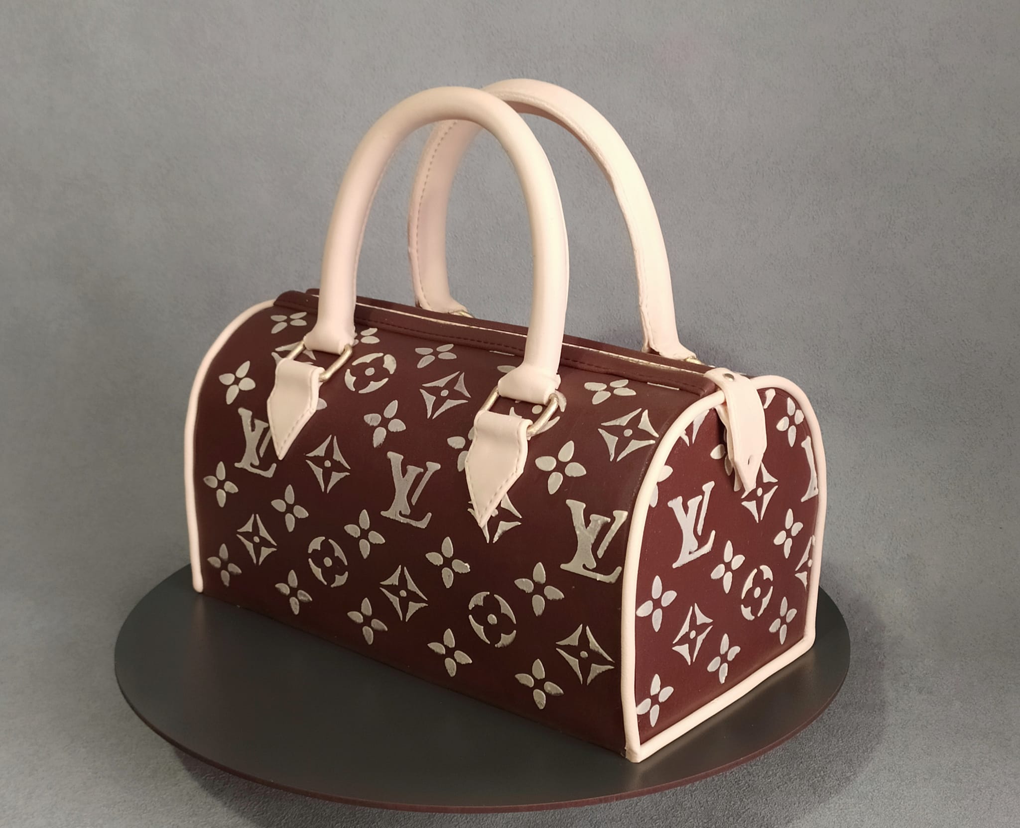 Новости Днепра про Кондитер из Днепра сделал сладкую сумочку Louis Vuitton (ФОТО)