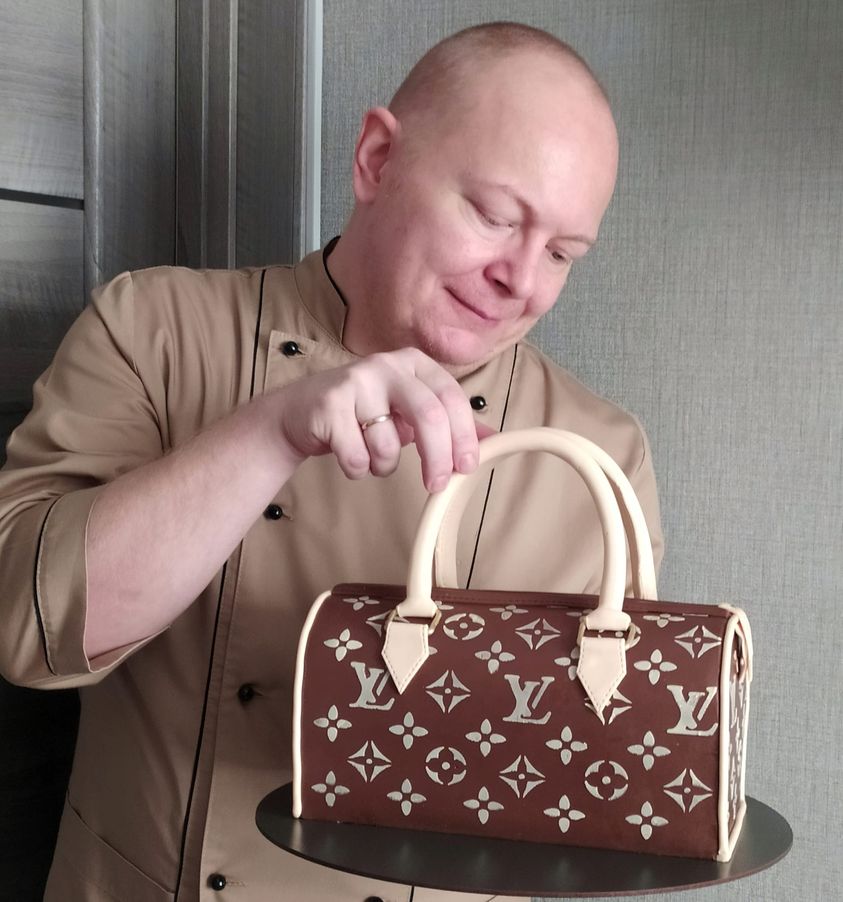 Новости Днепра про Кондитер из Днепра сделал сладкую сумочку Louis Vuitton (ФОТО)
