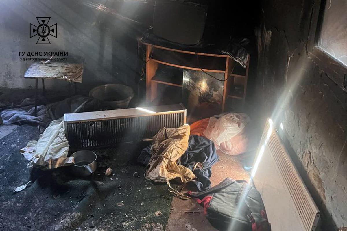 Новости Днепра про Гасили 9 рятувальників: у Дніпрі загорілася дача