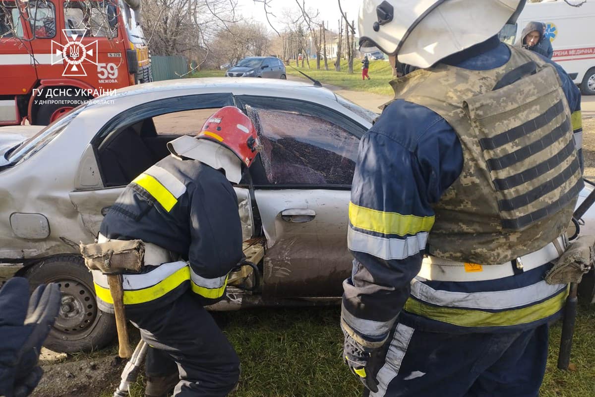 Новости Днепра про У Дніпропетровській області зіткнулися Daewoo та Ford: постраждали 3 людини