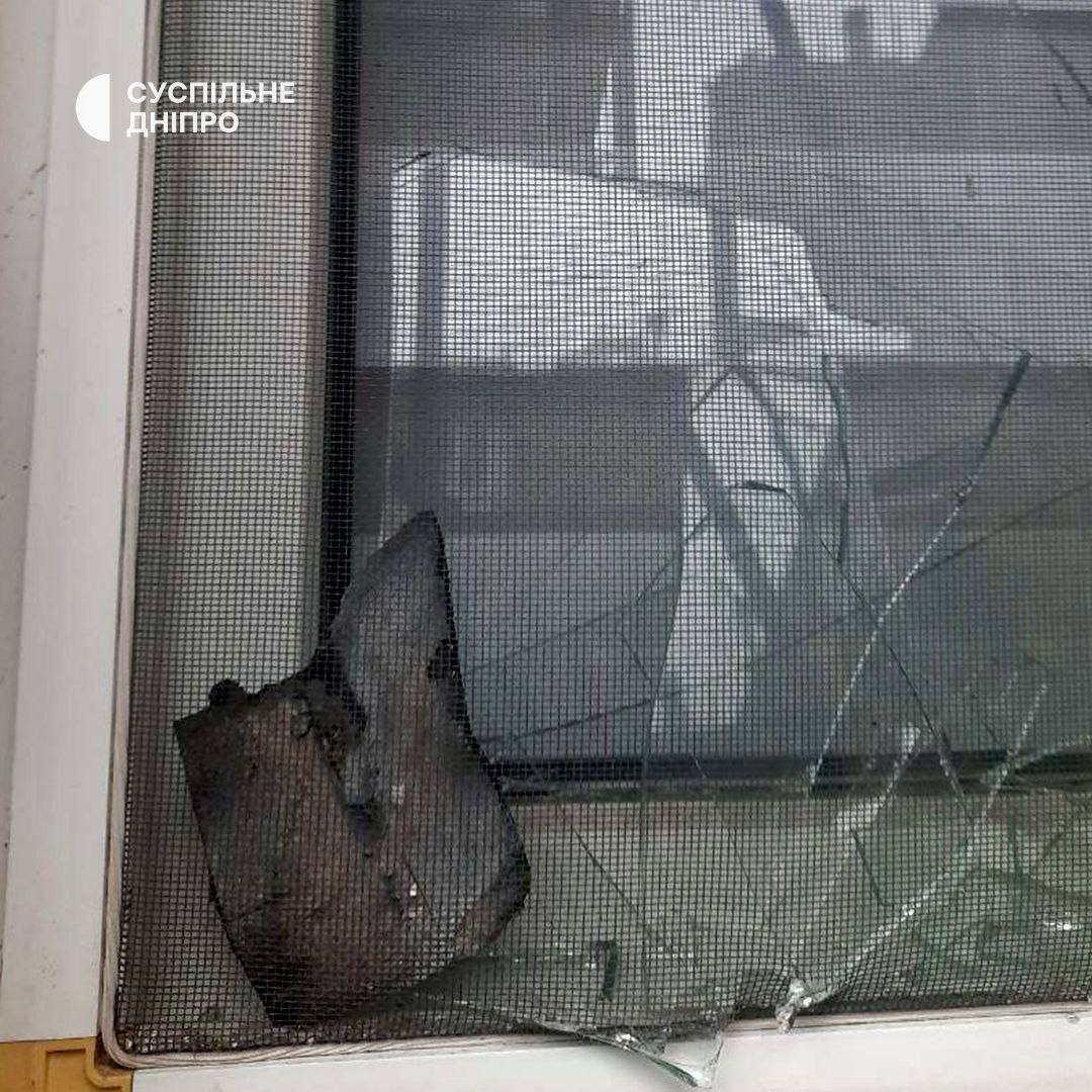Новости Днепра про У тролейбусі, який опинився поблизу місця прильоту в Дніпрі вибило всі вікна (ФОТО)
