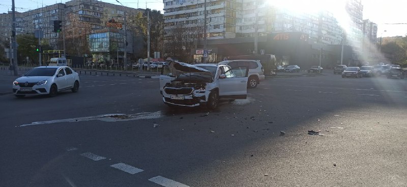 Новости Днепра про Авто розтрощено вщент: у Дніпрі на проспекті Героїв зіткнулися Hyundai та Skoda