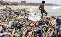 Горы одежды на побережье: СМИ показали апокалипсис «быстрой моды» в Африке