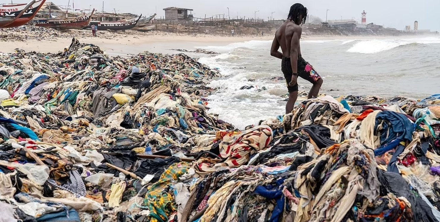 Новости Днепра про Горы одежды на побережье: СМИ показали апокалипсис 