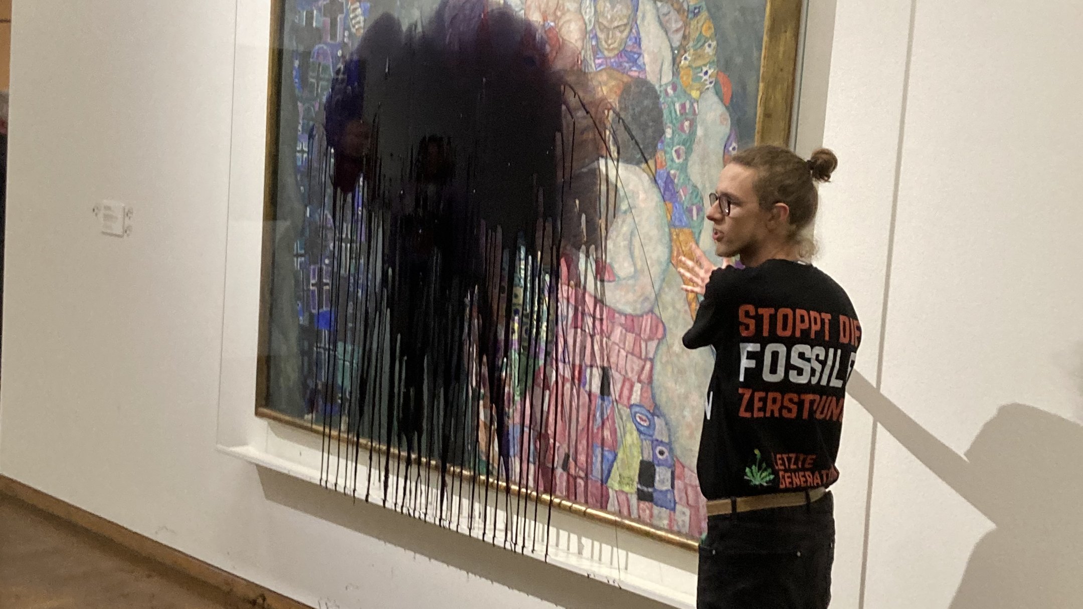 Новости Днепра про В Вене активисты облили черной краской картину Климта, которой более 100 лет