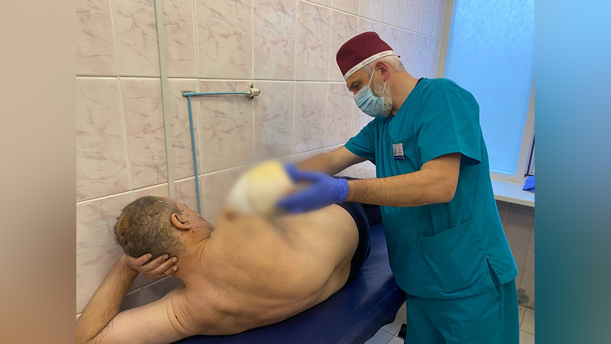 Новости Днепра про Осколок відрізав руку та покалічив ногу: у лікарні Дніпровській Мечникова рятують чоловіка